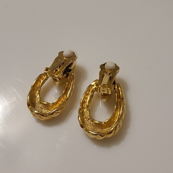 Vintage Gold Tone Clip on Earrings - Picture 6 of 11